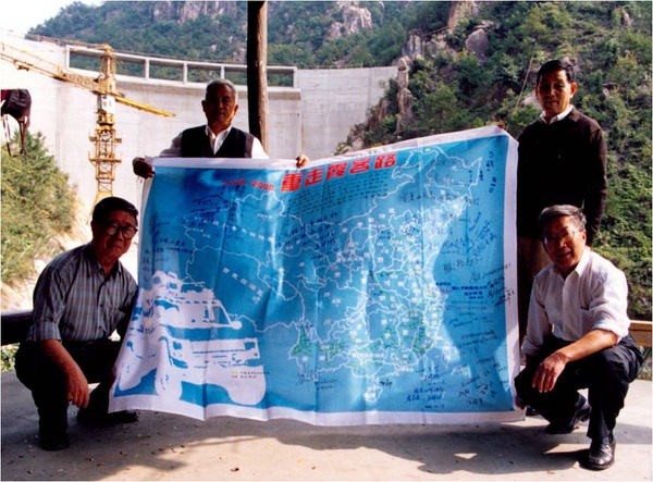 为刘老师引路的浙江天台的老人们与“重走霞客路”旗帜留影（供图