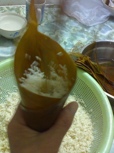 2008年端午，南京，妈妈包的粽子，用的是前一年剩下的干粽叶