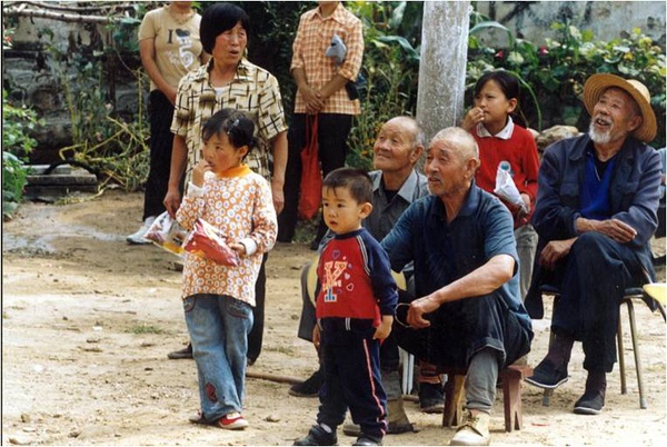楼子沟村观看豫剧的老人和儿童（供图/刘瑞升）