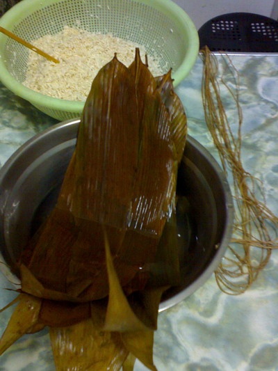 2008年端午，南京，妈妈包的粽子，用的是前一年剩下的干粽叶