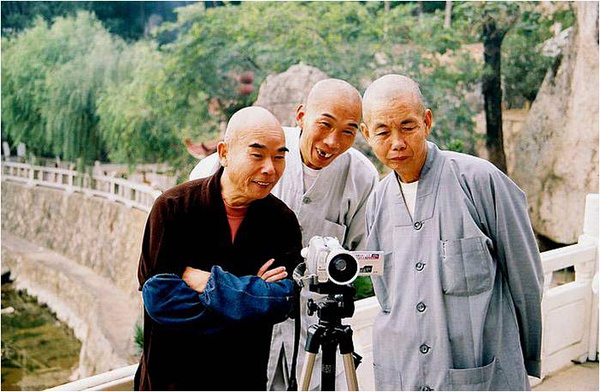 新奇地看着摄像机的僧人（供图/刘瑞升）