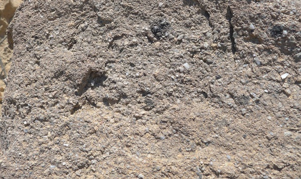 雅丹地貌的物质基础：砂砾岩