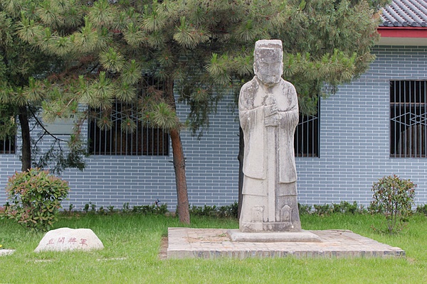 永泰公主墓前直阁将军石像，袍加下襕，双脚着舄，很明显。