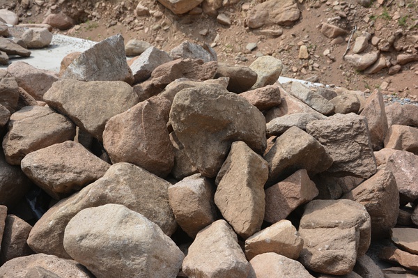 海陀山大多是这样的火山岩，修公路挖出许多，可惜没带地质锤