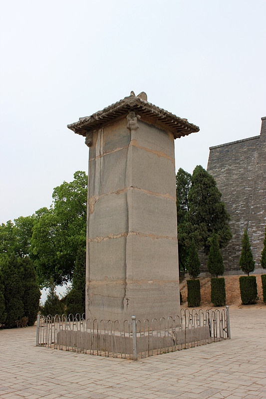述圣纪碑，和欧式方尖碑有的一拼。田义墓墓碑原来也是仿古作品。