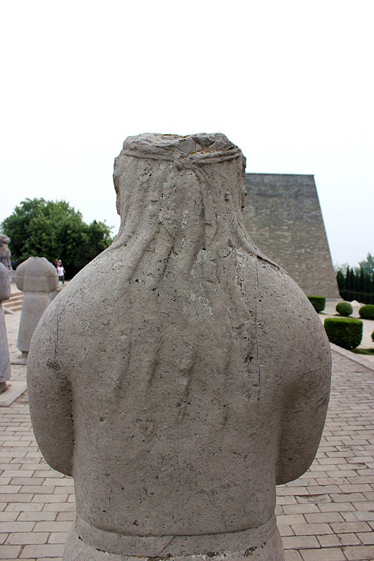 石像头梳十三条小辫，貌似以抹额裹缚，抹额本源自北方少数族。