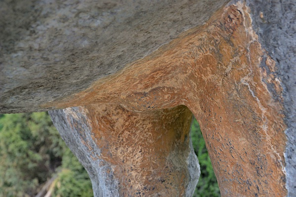 雄性石马性征，刻画较南朝石刻太过收敛，蛰伏小巧无气质。