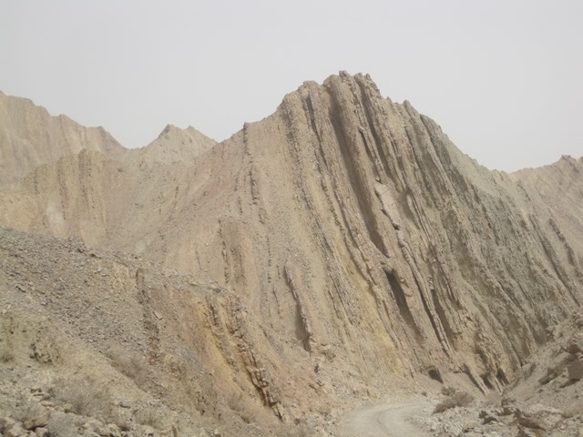 由于构造运动，沉积时水平的岩层被挤压直立（新疆阿克苏志留系地层） 　